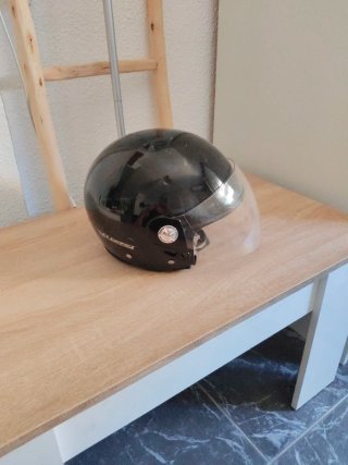 Casco de moto negro con visera