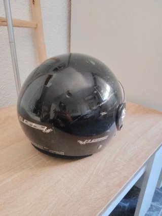 Casco de moto negro con visera