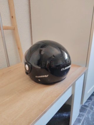 Casco de moto negro con visera