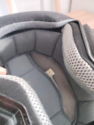 Casco de moto negro con visera