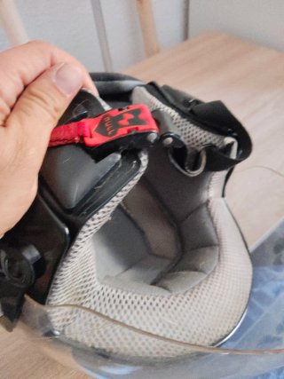 Casco de moto negro con visera