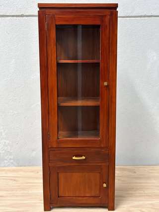 Vitrina de madera maciza puerta de cristal.