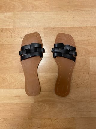 Sandalias planas negras con tiras