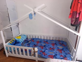 Cama infantil con diseño de casa