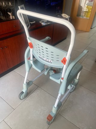 Silla de ducha adaptable