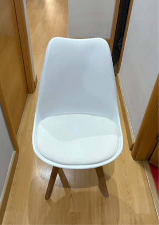 Silla nórdica acolchada blanca patas madera