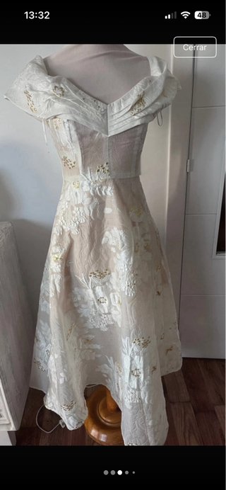 Vestido de fiesta blanco y dorado