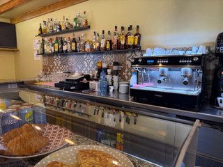 SE TRASPASA BAR BODEGA