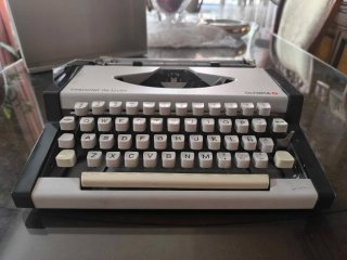 Máquina de escribir Olympia Traveller de Luxe