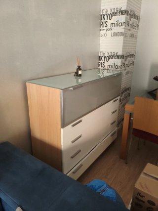 Cómoda de salón con tapa de cristal