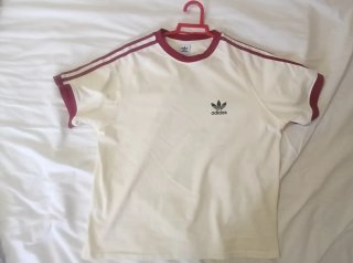 Camiseta Adidas blanca con detalles rojos