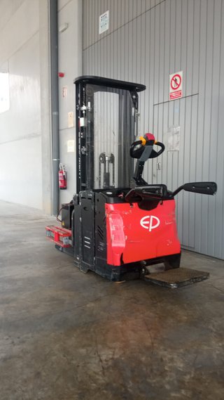 Apilador EP 1.600 Kg Triplex con Plataforma