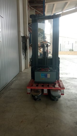Apilador EP 1.600 Kg Triplex con Plataforma