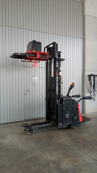 Apilador EP 1.600 Kg Triplex con Plataforma