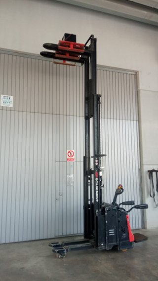 Apilador EP 1.600 Kg Triplex con Plataforma