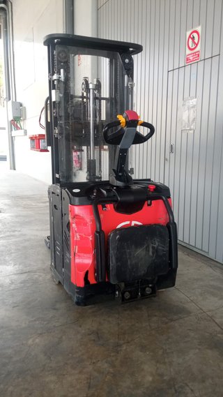 Apilador EP 1.600 Kg Triplex con Plataforma