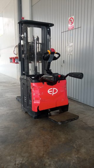 Apilador EP 1.600 Kg Triplex con Plataforma
