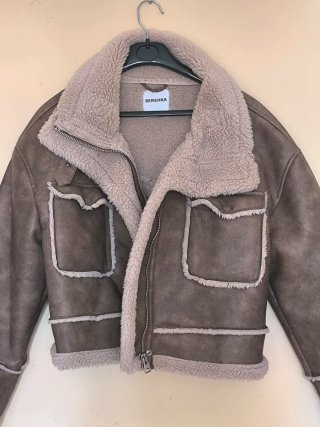 Chaqueta Bershka efecto piel forrada.