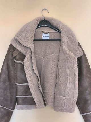 Chaqueta Bershka efecto piel forrada.