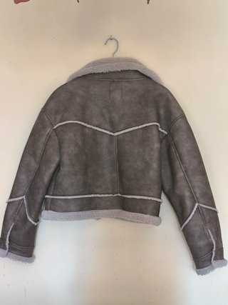Chaqueta Bershka efecto piel forrada.