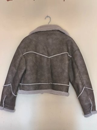 Chaqueta Bershka efecto piel forrada.