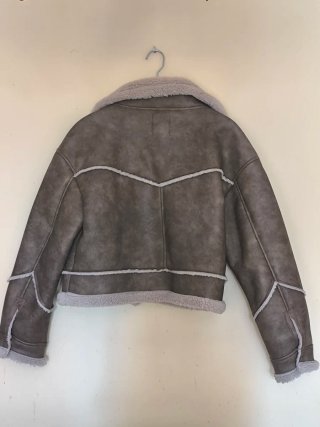 Chaqueta Bershka efecto piel forrada.