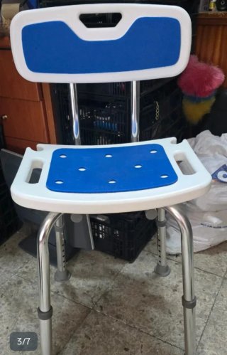 Silla de ducha azul y blanca
