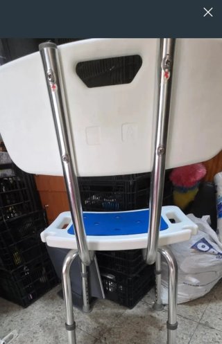 Silla de ducha azul y blanca