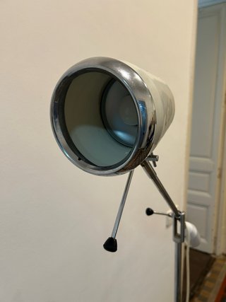 Lámpara médica vintage con ruedas
