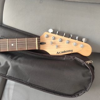 Guitarra Eléctrica Roja Academy + Funda