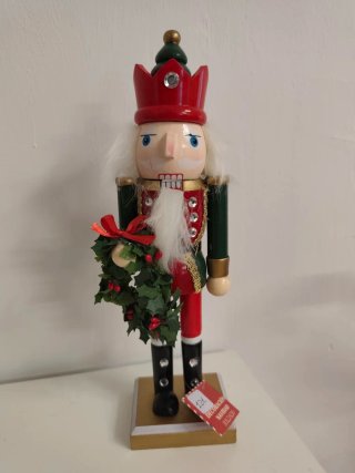 Cascanueces de madera con corona
