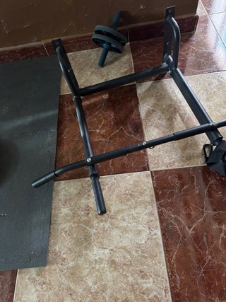 Banco de ejercicios con barras y discos