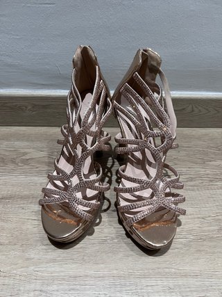Sandalias doradas con pedrería