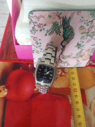 Reloj de pulsera plateado y negro