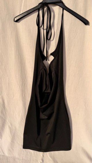 Vestito nero con catena dorata