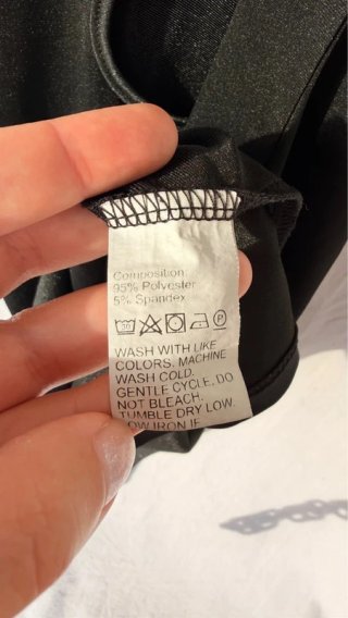 Vestito nero con catena dorata