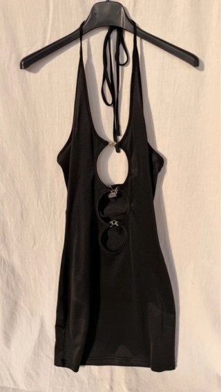 Vestito nero con catena dorata