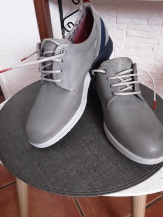 Zapatos grises de vestir