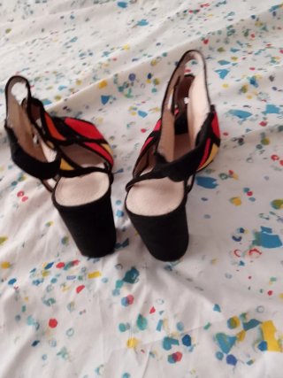 Zapatos de tacón con diseño Mondrian