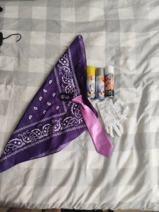 Se regala laca de colores y accesorios de disfraz