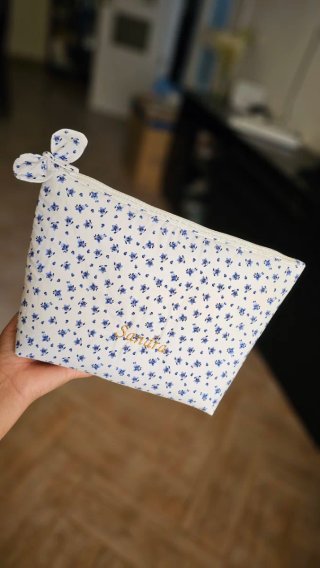Neceser estampado floral azul y blanco