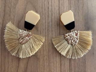 Pendientes Stradivarius flecos beige/dorado