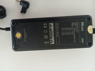 Cargador portátil Trust 90W