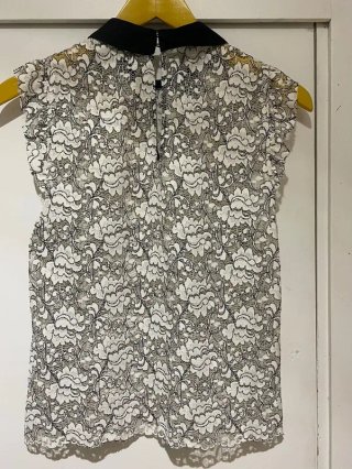 Blusa de encaje con cuello bobo negro Zara