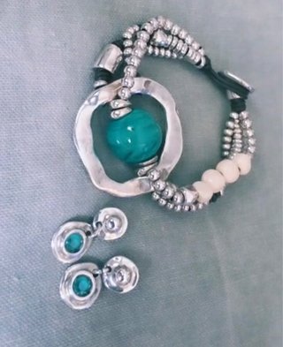 Conjunto Uno de 50: Pulsera y Pendientes.