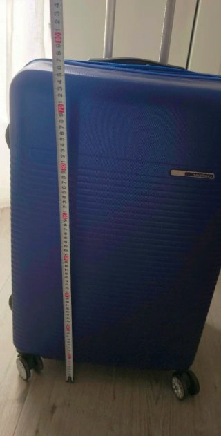 Maleta grande azul con rueda rota