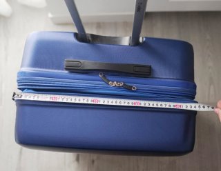 Maleta grande azul con rueda rota