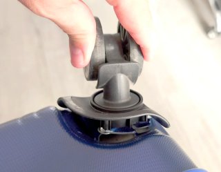 Maleta grande azul con rueda rota