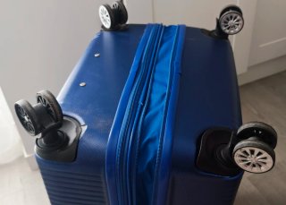 Maleta grande azul con rueda rota