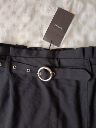 Falda Bershka negra con cinturón